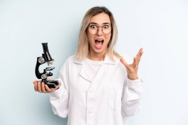 Sarışın kadın şok olmuş ve şaşırmış hissediyor. Bilim adamı öğrenci konsepti