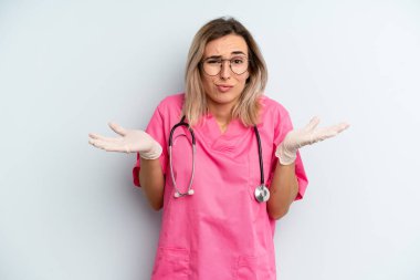 Sarışın kadın şaşkın, şaşkın ve şüpheci hissediyor. hemşire konsepti