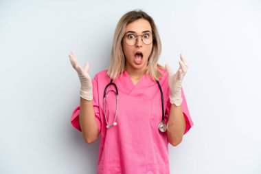 Sarışın kadın şok olmuş ve şaşırmış hissediyor. hemşire konsepti