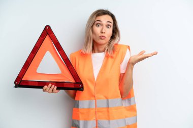 Sarışın, güzel kadın şaşkın, şaşkın ve şüpheci hissediyor. araba acil konsepti