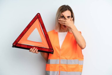 Sarışın, güzel bir kadın şok olmuş, korkmuş ya da dehşete düşmüş gibi görünüyor. araba acil konsepti