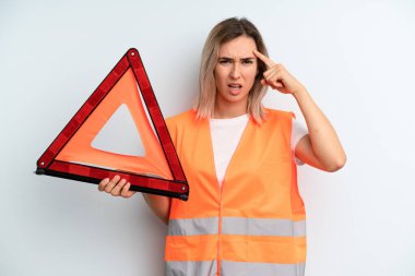 Sarışın, güzel bir kadın şaşkın ve şaşkın hissediyor, deli olduğunu gösteriyor. araba acil konsepti