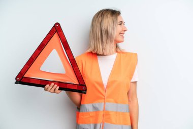 Profil bakışlı sarışın güzel kadın hayal mi kuruyor yoksa hayal mi kuruyor? araba acil konsepti