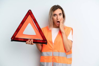 Sarışın, güzel bir kadın şok olmuş ve korkmuş hissediyor. araba acil konsepti