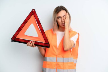 Sarışın, güzel bir kadın yorgun, bıkkın ve uykulu hissediyor. araba acil konsepti