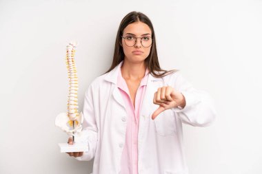 Güzel bir kadın kendini kötü hissediyor, baş parmağını kaldırıyor. Omurga uzmanı konsepti