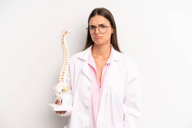 Güzel bir kadın üzgün, üzgün ya da kızgın hisseder ve bir tarafa bakar. Omurga uzmanı konsepti