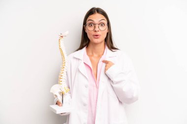 Şok olmuş ve ağzı açık, kendini gösteren güzel bir kadın. Omurga uzmanı konsepti