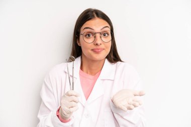 Güzel bir kadın şaşkın, şaşkın ve şüpheci hissediyor. dişçi kavramı