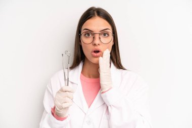 Güzel kadın şok olmuş ve korkmuş hissediyor. dişçi kavramı