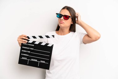 Güzel bir kadın şaşkın, şaşkın ve şüpheci hissediyor. film veya film konsepti