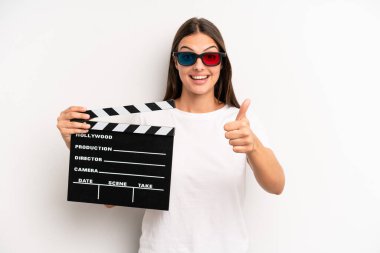 Güzel bir kadın gururlu, olumlu gülümsüyor. film veya film konsepti