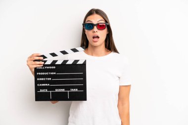 Güzel bir kadın çok şaşırmış ya da şaşkın görünüyor. film veya film konsepti