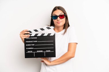 Güzel bir kadın omuz silkiyor, kafası karışık ve kararsız hissediyor. film veya film konsepti