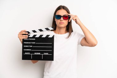 Güzel kadın şaşkın ve şaşkın hissediyor, senin deli olduğunu gösteriyor. film veya film konsepti