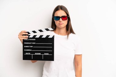 Güzel bir kadın üzgün, üzgün ya da kızgın hisseder ve bir tarafa bakar. film veya film konsepti