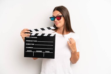 Güzel bir kadın kibirli, başarılı, pozitif ve gururlu görünüyor. film veya film konsepti