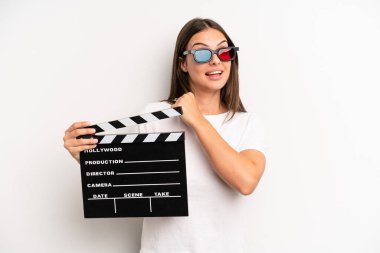 Güzel bir kadın kendini mutlu hisseder ve bir meydan okumayla yüzleşir ya da kutlama yapar. film veya film konsepti