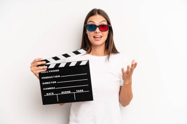 Güzel bir kadın kendini mutlu hissediyor, bir çözüm ya da fikir bulduğuna şaşırıyor. film veya film konsepti