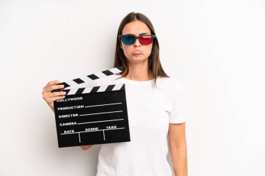 Güzel bir kadın üzgün ve mızmızlanıyor. Mutsuz bir bakışı var ve ağlıyor. film veya film konsepti