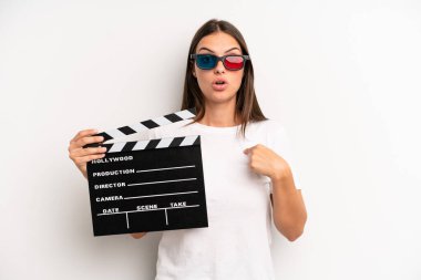 Şok olmuş ve ağzı açık, kendini gösteren güzel bir kadın. film veya film konsepti