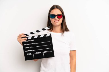 Güzel kadın şaşkın ve şaşkın görünüyor. film veya film konsepti