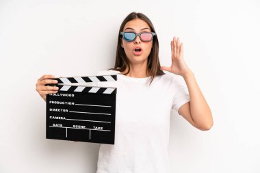 Güzel bir kadın ellerini havaya kaldırarak çığlık atıyor. film veya film konsepti