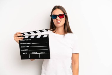 Güzel kadın şaşkın ve şaşkın hissediyor. film veya film konsepti