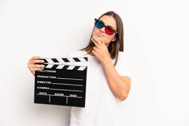 Düşünen, kuşkucu ve kafası karışık güzel bir kadın. film veya film konsepti