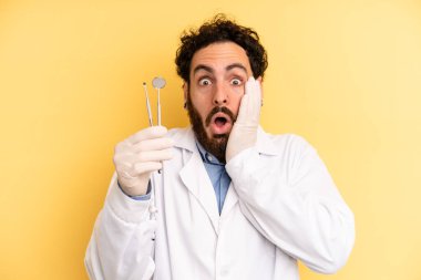 Genç adam şok olmuş ve korkmuş hissediyor. dişçi kavramı