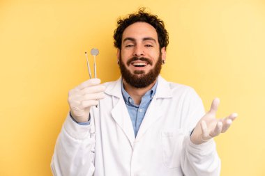 Genç adam kendini mutlu hissediyor, bir çözüm ya da fikir bulduğuna şaşırıyor. dişçi kavramı