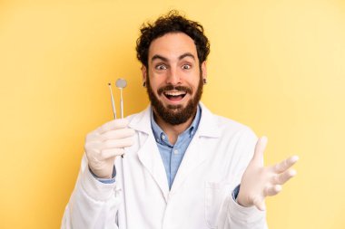 Genç adam şok olmuş ve şaşırmış hissediyor. dişçi kavramı