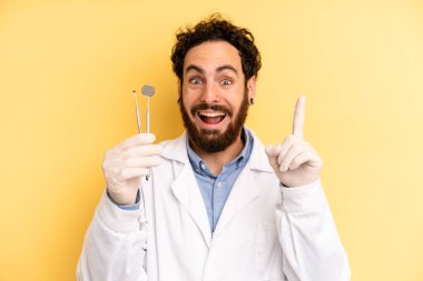 Genç adam bir fikri fark ettikten sonra mutlu ve heyecanlı bir dahi gibi hissediyor. dişçi kavramı