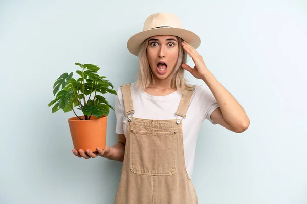 Mulher Loira Olhando Feliz Surpreso Surpreso Conceito Jardinagem — Fotografia de Stock