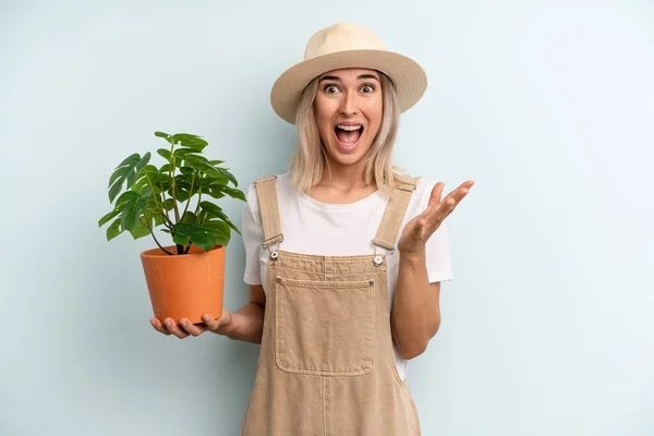 Donna Bionda Sentirsi Felice Stupito Qualcosa Incredibile Concetto Gardering — Foto Stock