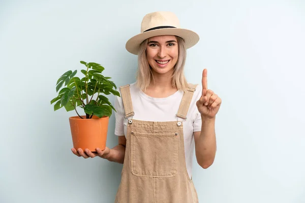 Mulher Loira Sorrindo Olhando Amigável Mostrando Número Conceito Jardinagem — Fotografia de Stock