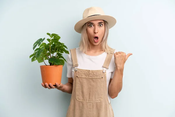 Donna Bionda Che Sembra Stupita Dall Incredulità Concetto Gardering — Foto Stock