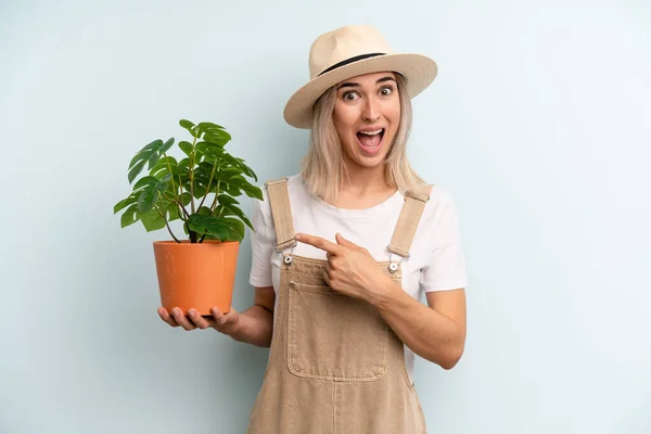 Mujer Rubia Mirando Emocionada Sorprendida Señalando Lado Concepto Gardering — Foto de Stock