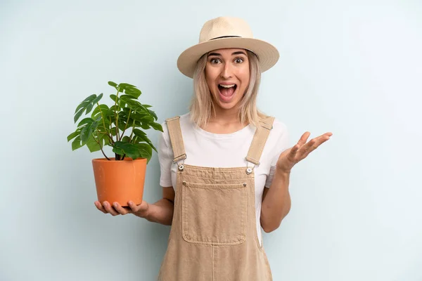 Mulher Loira Que Parece Desesperada Frustrada Estressada Conceito Jardinagem — Fotografia de Stock