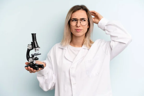 Blonde Vrouw Voelt Zich Verward Verward Krassend Hoofd Wetenschappelijk Studentenconcept — Stockfoto