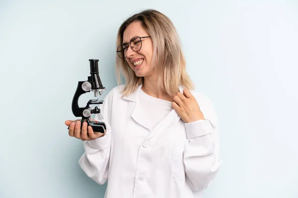 Blonde Vrouw Voelt Zich Gestrest Angstig Moe Gefrustreerd Wetenschappelijk Studentenconcept — Stockfoto