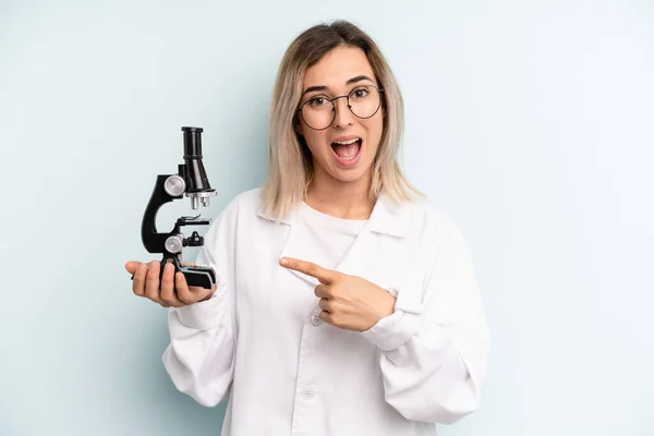 Blonde Woman Looking Excited Surprised Pointing Side Scientist Student Concept — Stockfoto