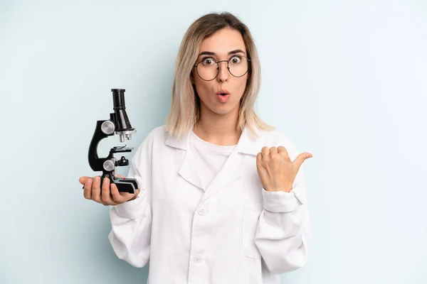 Blonde Woman Looking Astonished Disbelief Scientist Student Concept — Stockfoto