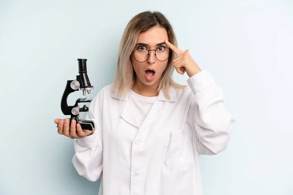 Blonde Woman Looking Surprised Realizing New Thought Idea Concept Scientist — Stockfoto