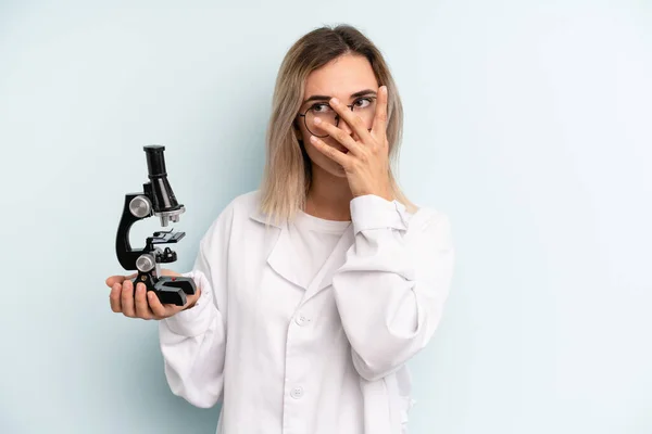 Blonde Vrouw Voelt Zich Verveeld Gefrustreerd Slaperig Een Vermoeiende Wetenschappelijk — Stockfoto