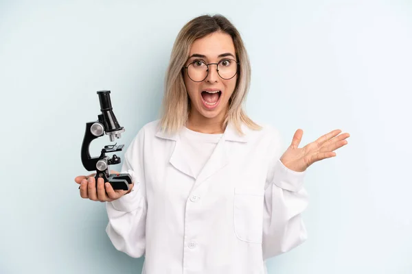Blonde Woman Feeling Happy Surprised Realizing Solution Idea Scientist Student — Stockfoto