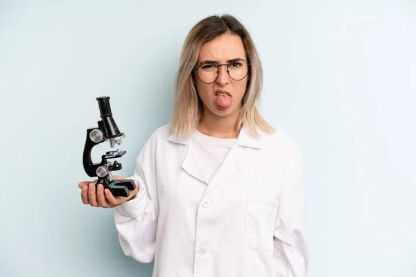 Blonde Vrouw Voelt Zich Walgelijk Geïrriteerd Tong Uit Wetenschappelijk Studentenconcept — Stockfoto