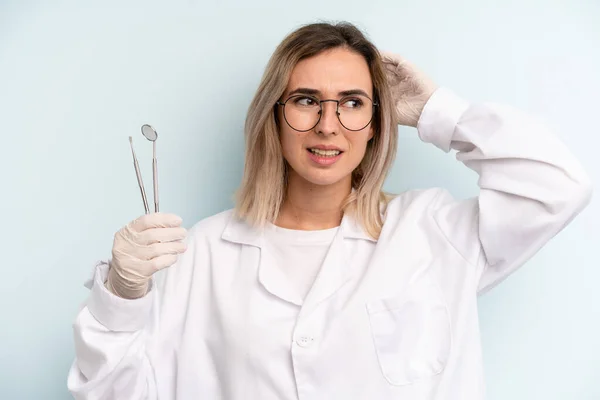 Mulher Loira Sorrindo Feliz Sonhando Acordado Duvidando Conceito Dentista — Fotografia de Stock