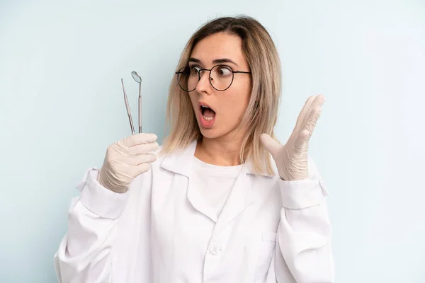 Donna Bionda Sentirsi Felice Eccitata Sorpresa Concetto Dentista — Foto Stock