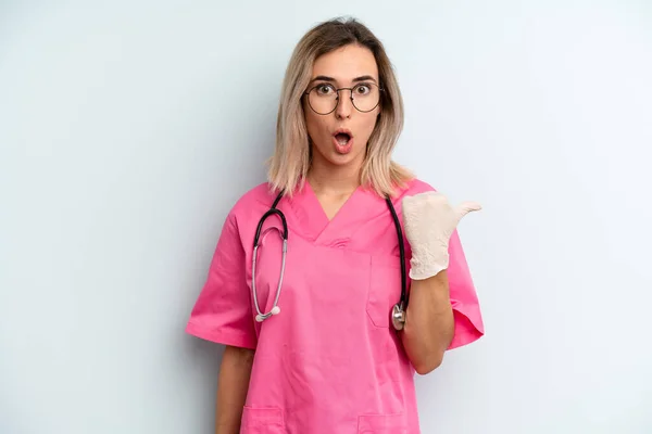 Blonde Woman Looking Astonished Disbelief Nurse Concept — Stockfoto